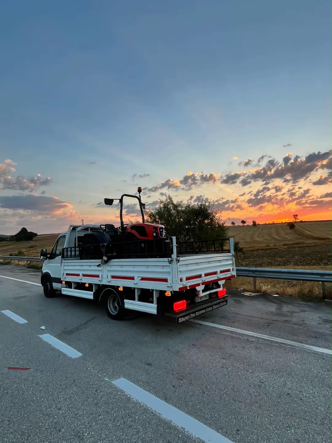 Mert Nakliyat aracı üzerinde taşınan traktör